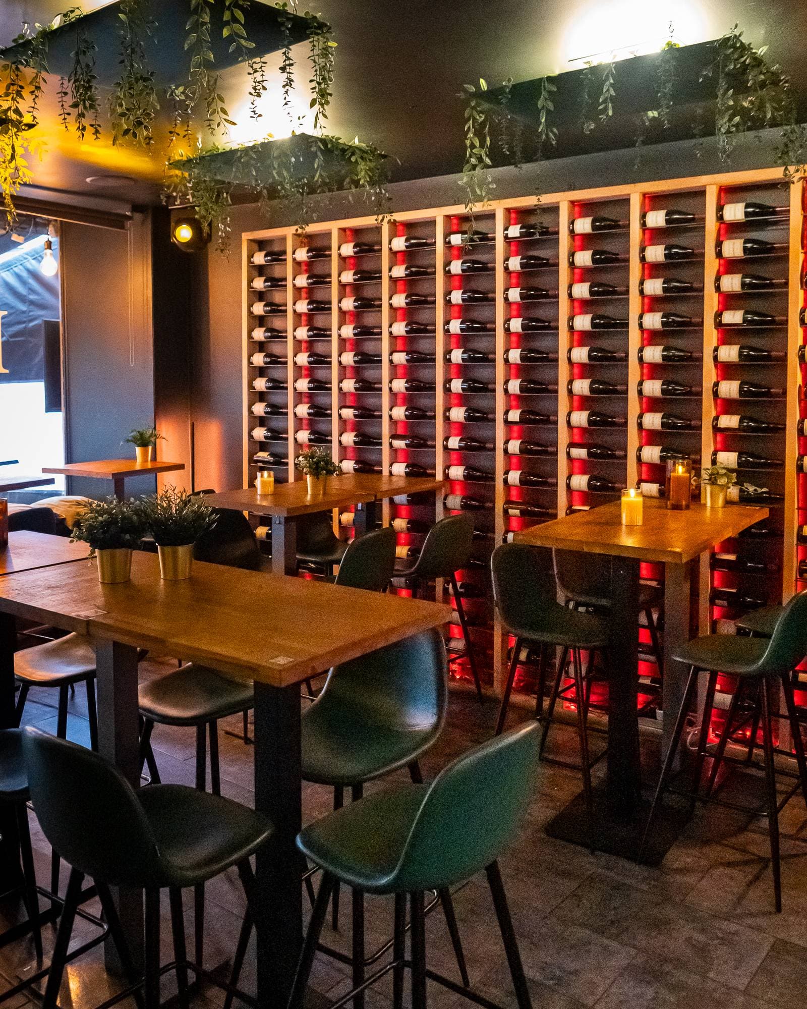 La salle du Bottle Bar à Metz et son mur de bouteilles de vin